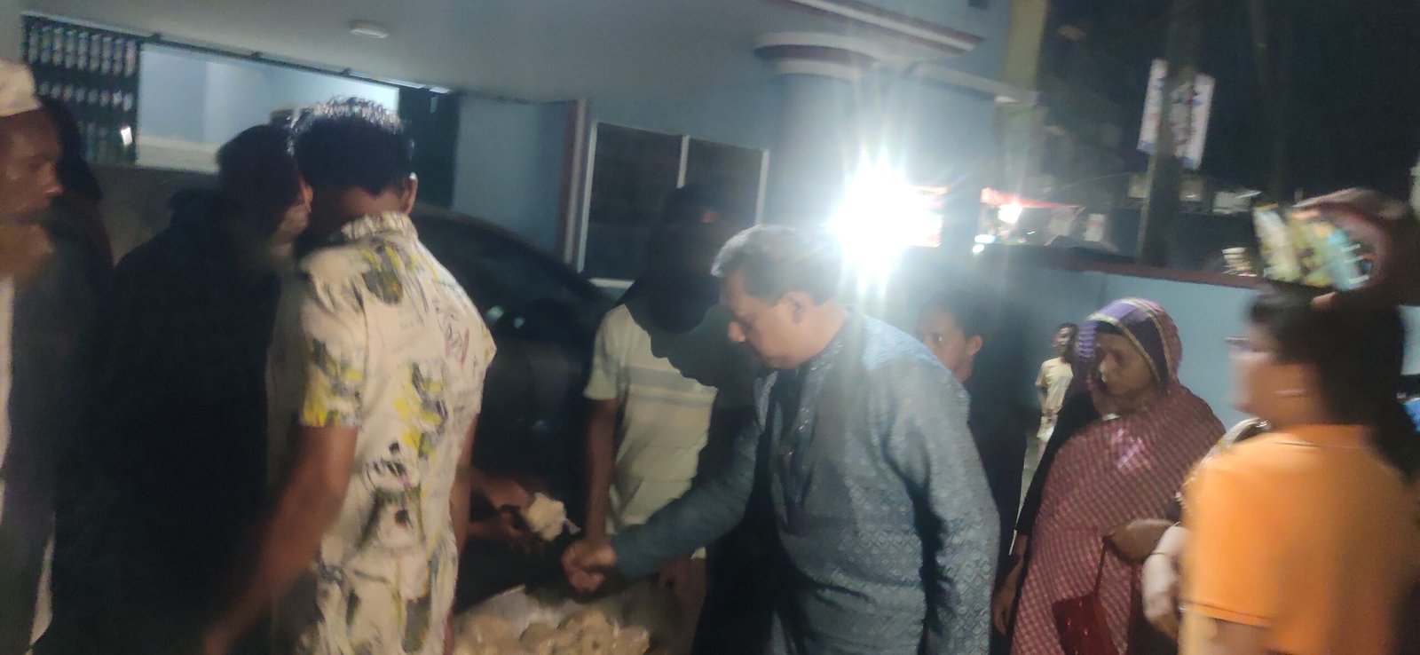 পরিবারকে সাথে নিয়ে শাহপরান মাজারে শিরনী বিতরণে অধ্যাপক ডা. স্বপ্নীল