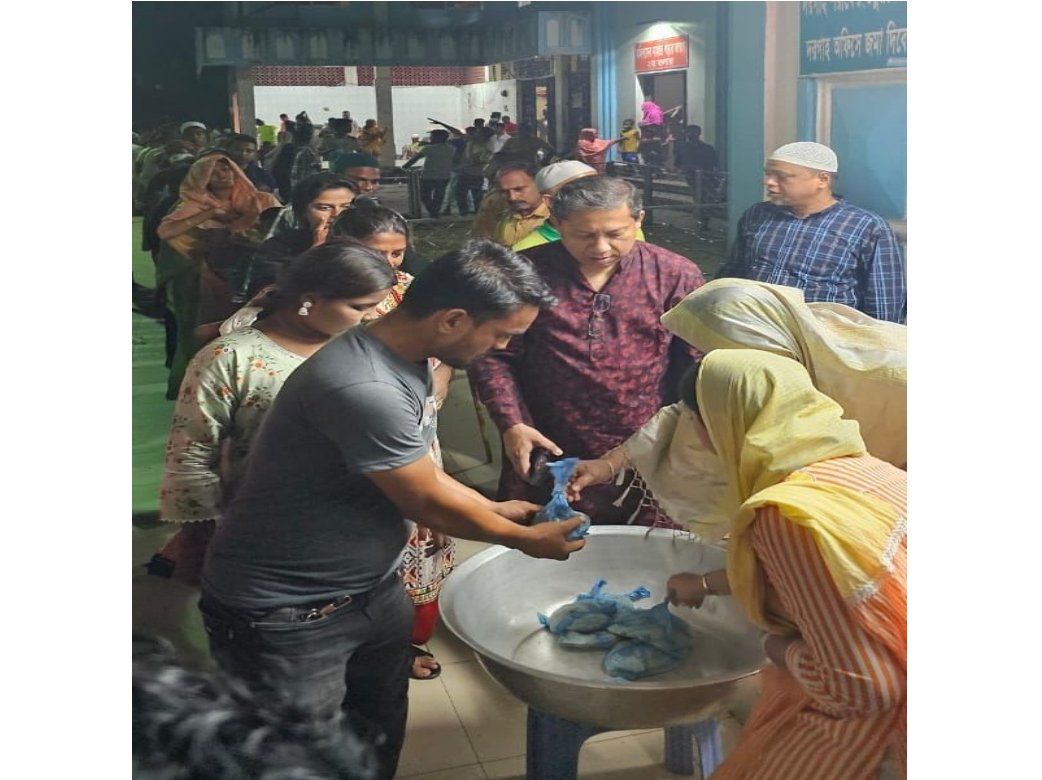 পরিবারকে সাথে নিয়ে শাহজালাল মাজারে শিরনী বিতরণ করেন অধ্যাপক স্বপ্নীল