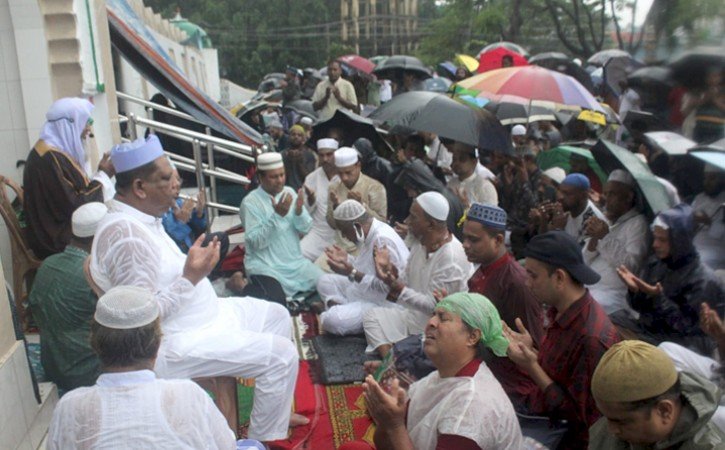 বৃষ্টিপাতের মধ্যে শাহী ঈদগাহে ঈদের জামাত অনুষ্ঠিত