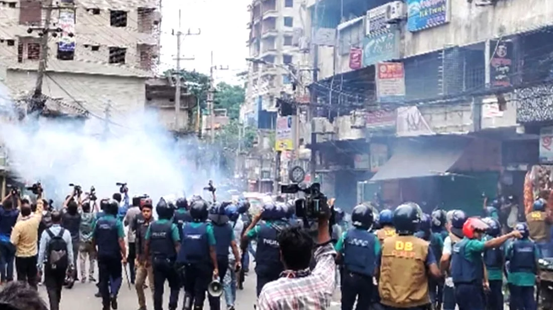 চট্টগ্রামে শিক্ষার্থী-পুলিশ সংঘর্ষ, টিয়ারশেল নিক্ষেপ