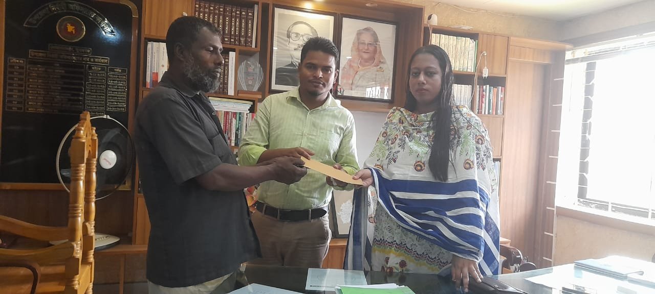 দোয়ারাবাজারে নৌকা ডুবিতে আহত মাঝির চিকিৎসা সহায়তায় উপজেলা প্রশাসনের আনুদান