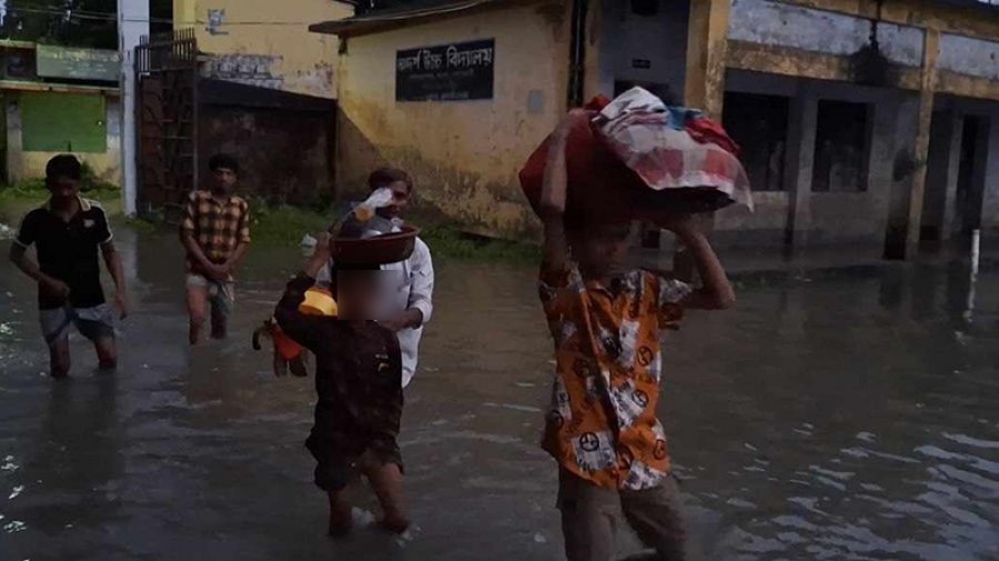 পানিতে ডুবে গেছে সব, খালি হাতে আশ্রয়কেন্দ্রে ছুটছেন নোয়াখালীর মানুষ