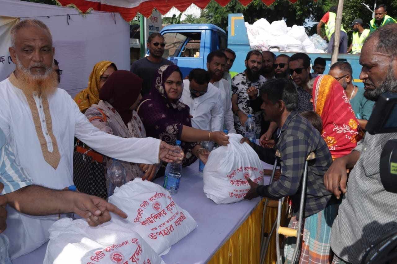 বন্যাদুর্গতদের পাশে সিসিকের কাউন্সিলরবৃন্দ