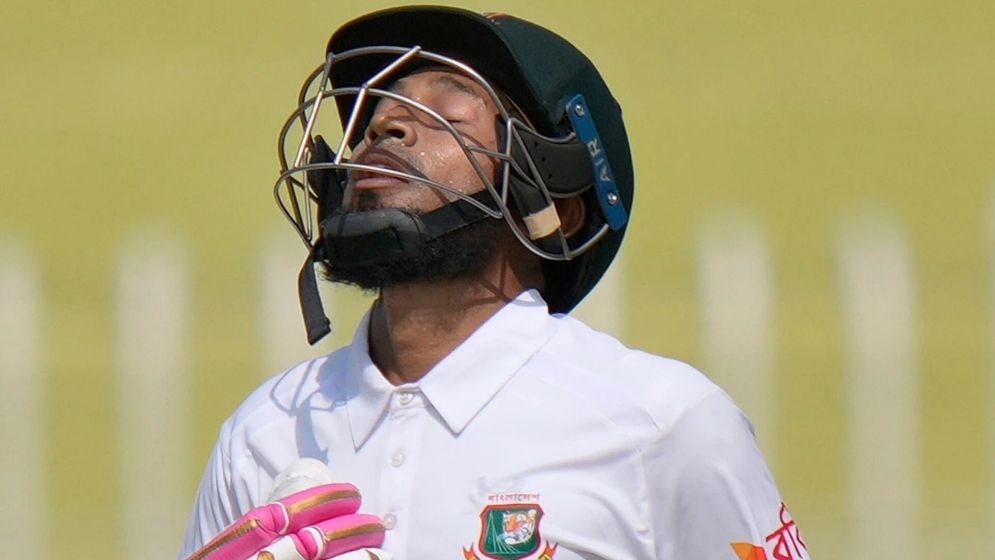 মুশফিকের ‘আত্মাহুতি’, বিপদ বাড়ল বাংলাদেশের