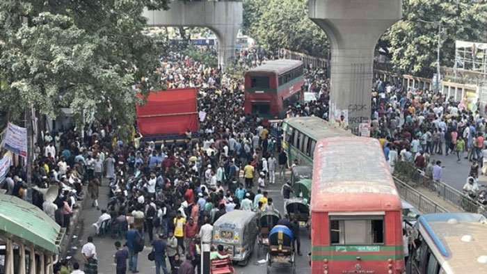 প্রেস ক্লাব ছাড়লেন ব্যাটারিচালিত রিকশচালকরা, যানচলাচল শুরু