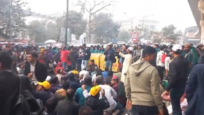 শিক্ষকদের পদযাত্রায় পুলিশের বাধা, শাহবাগে অবস্থান