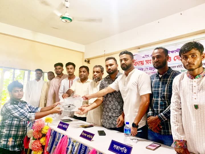 বিশ্বনাথে এইচএসসি পরীক্ষার্থীদের মাঝে শিক্ষাসামগ্রী বিতরণ