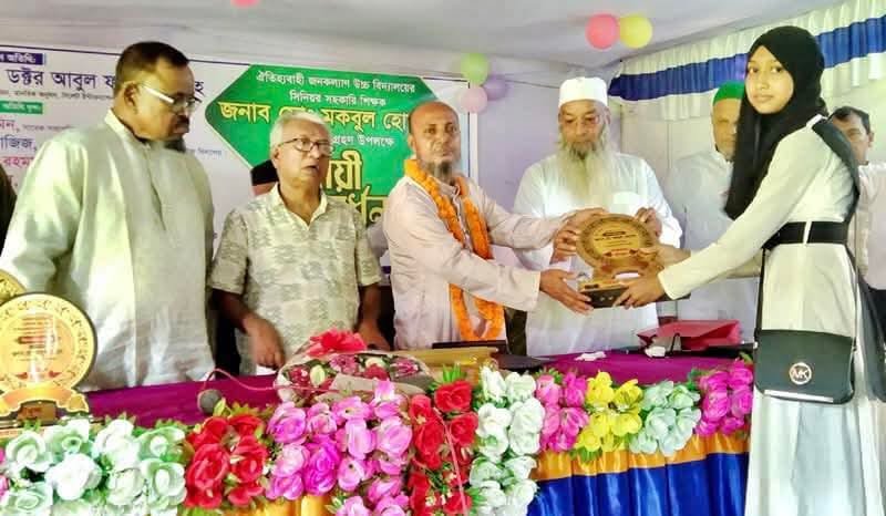 বিশ্বনাথে শিক্ষককে রাজকীয় সংবর্ধনা