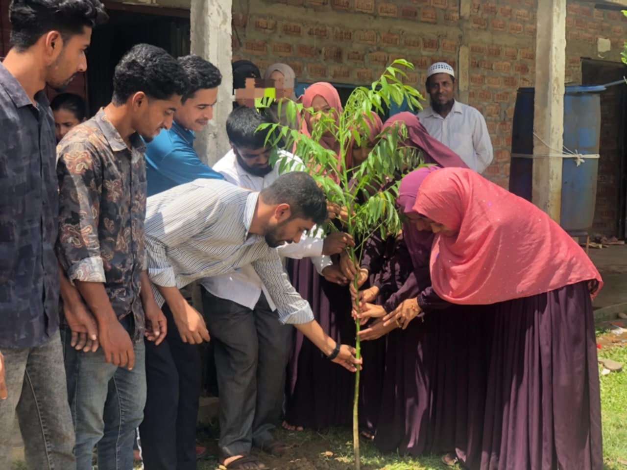 কোম্পানীগঞ্জ ছাত্র পরিষদের উদ্যোগে হাজী সোনা মিয়া একাডেমিতে বৃক্ষরোপণ কর্মসূচি