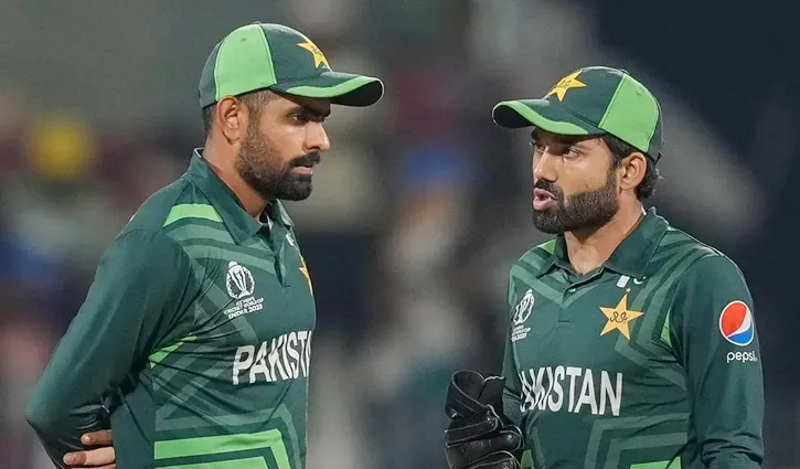 ‘বি’ ক্যাটাগোরিতে কত টাকা বেতন কমল বাবর-রিজওয়ানের?