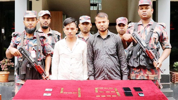 যশোরে ৮ কোটি টাকা মূল্যের স্বর্ণের বারসহ তিন পাচারকারী আটক