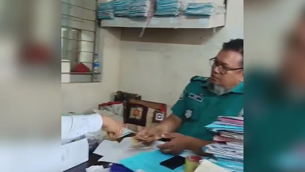 ঘুস নেওয়ার ভিডিও ভাইরাল, এসআই প্রত্যাহার