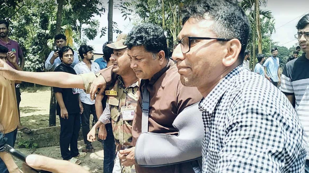 ফের সংঘর্ষে জড়িয়েছে স্থানীয় ও চবি শিক্ষার্থীরা, প্রক্টরসহ আহত অনেকে