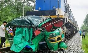 কক্সবাজারে ট্রেনের ধাক্কায় অটোরিকশার ৫ যাত্রী নিহত
