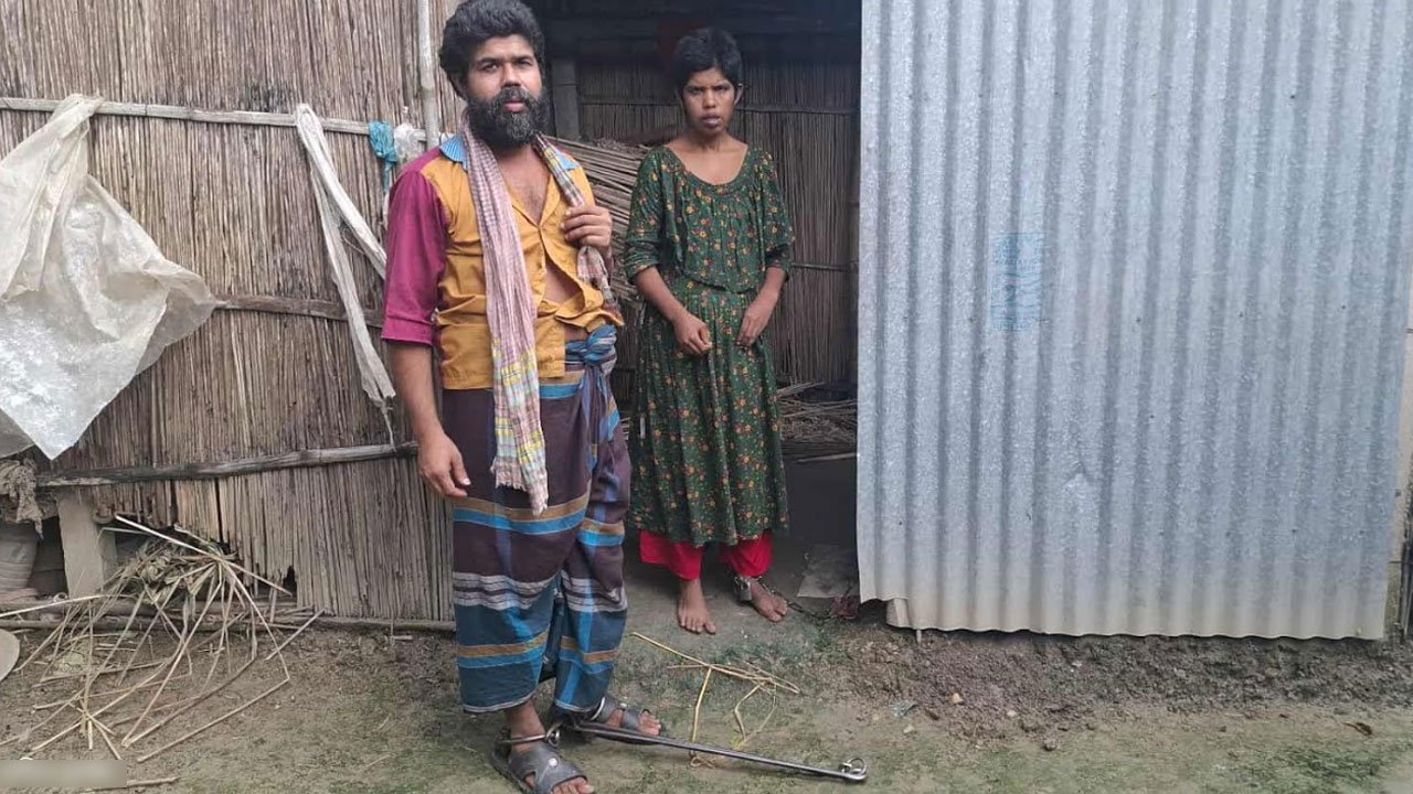 ১০ বছর ধরে শিকলে বাঁধা দুই ভাই-বোন!