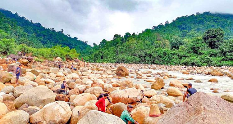 এবার রাংপানিতে দিনদুপুরে প্রকাশ্যে পাথর লুট