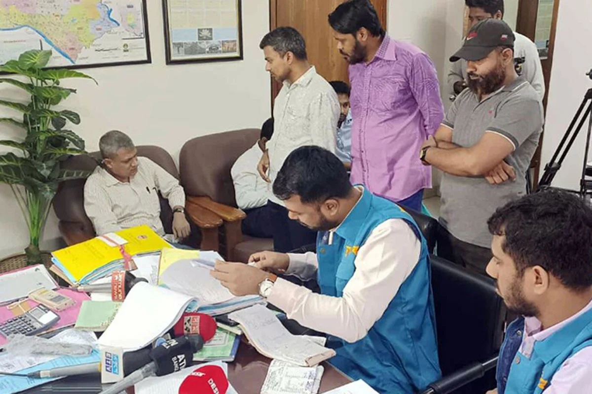 ভুয়া জ্বালানির খরচ দেখিয়ে কোটি টাকা আত্মসাতের অভিযোগ, নগর ভবনে দুদকের অভিযান
