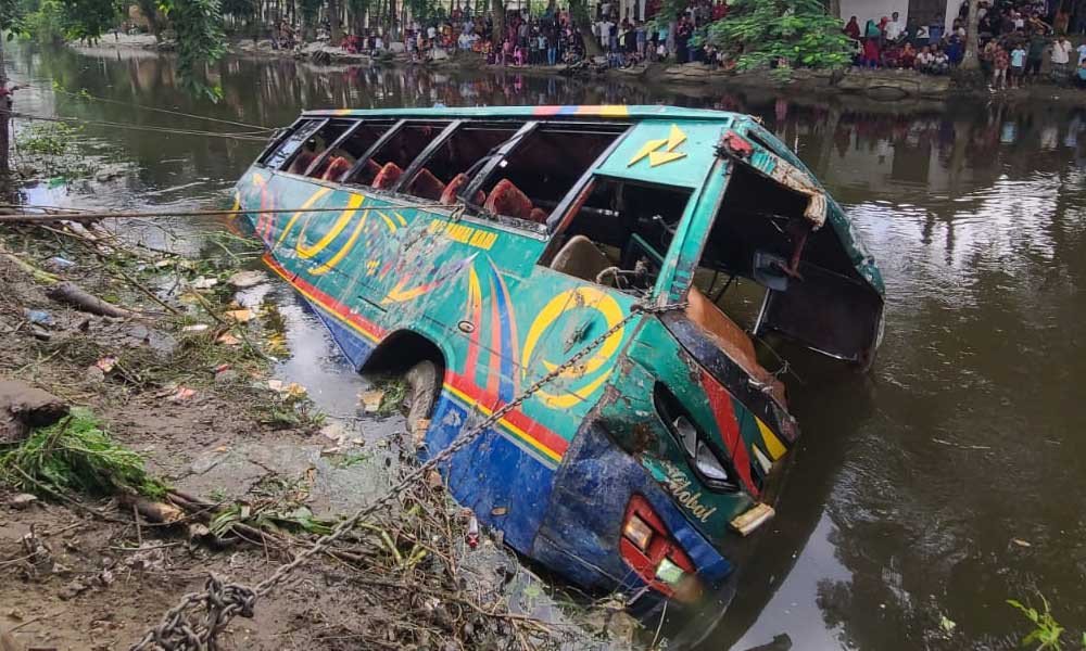 লক্ষ্মীপুরে যাত্রীবাহী বাস খালে পড়ে নিহত ২