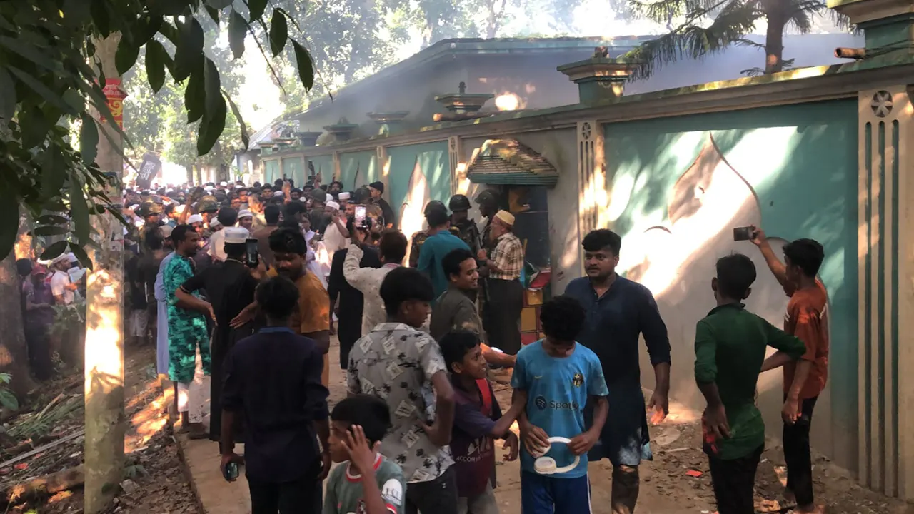 নুরাল পাগলের দরবারে পুলিশের ওপর হামলার ঘটনায় মামলা, আসামি ৩৫০০