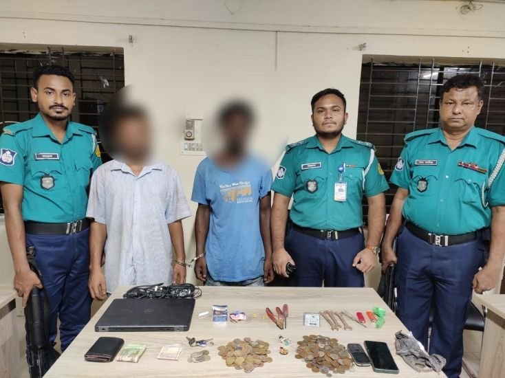 আম্বরখানায় সোনা রূপা ও বিদেশি টাকাসহ ২ যুবক আটক