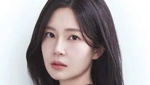 ৩৫ বছর বয়সেই জনপ্রিয় লেখিকার মৃত্যু