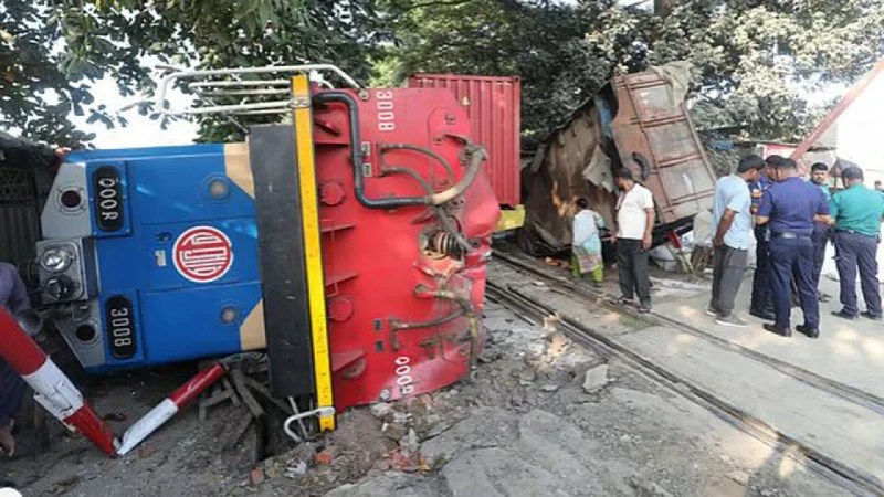 চট্টগ্রামে লরির ধাক্কায় লাইনচ্যুত মালবাহী ট্রেন, নিহত ১