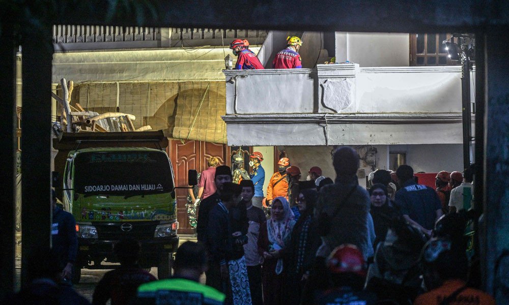 ইন্দোনেশিয়ায় মাদরাসা ভবন ধসে নিহত বেড়ে ৩৭