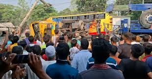 পাবনায় ট্রাকচাপায় স্কুল শিক্ষার্থীসহ নিহত ৩