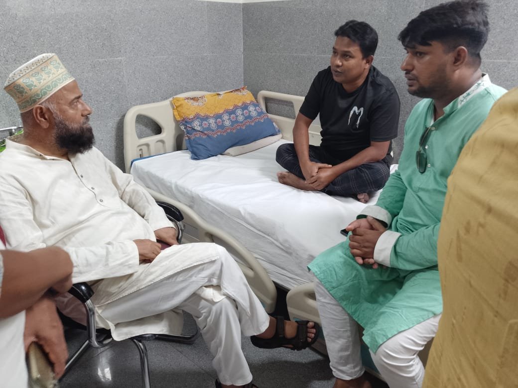 যুবদল নেতাকে দেখতে হাসপাতালে এম এ মালিক