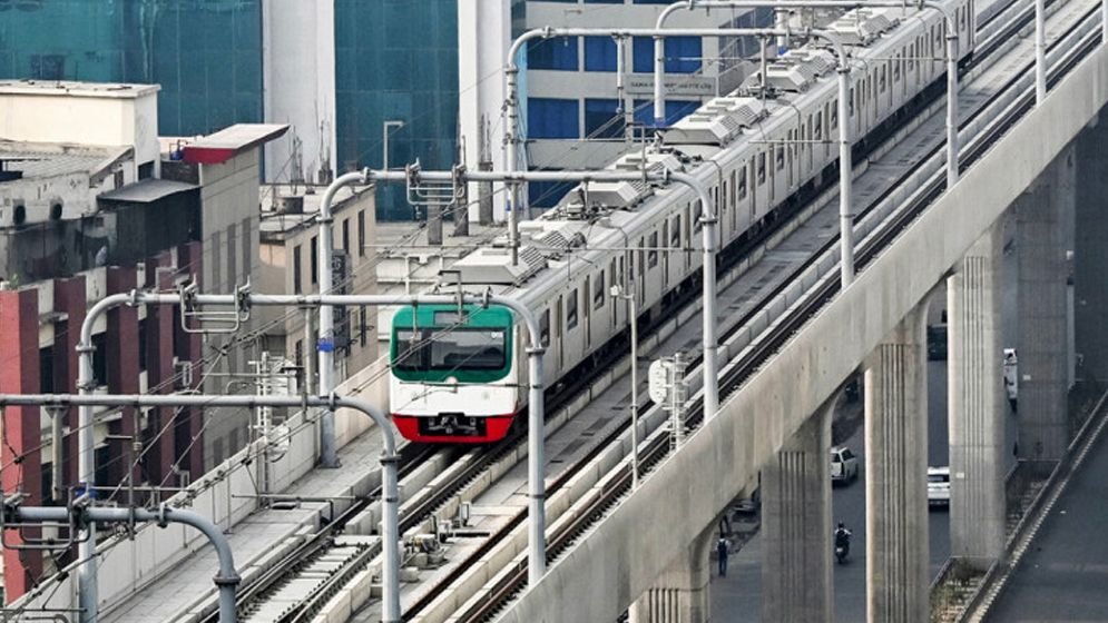 খুলে পড়ে গেছে পিলারের বিয়ারিং প্যাড, মেট্রোরেল চলাচল বন্ধ