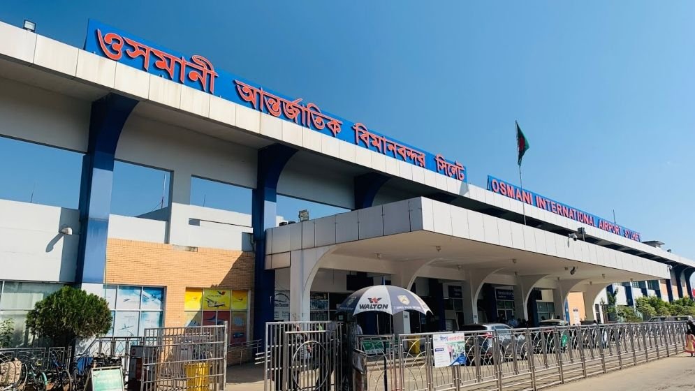 ওসমানী বিমানবন্দরে বোর্ডিং ব্রিজে বিমানের ধা*ক্কা