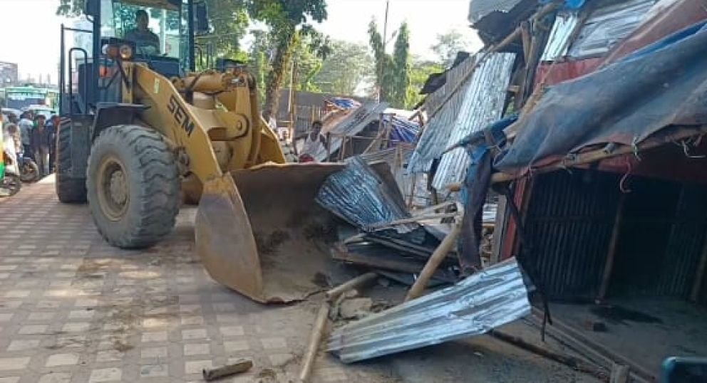 ডিসির ঘোষনার পর অভিযান : সিলেট রেলওয়ে স্টেশনের অবৈধ স্থাপনা উচ্ছেদ