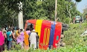 সিলেট-ঢাকা মহাসড়কে যাত্রীবাহী বাস উল্টে আহত ৩০