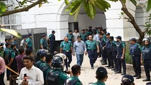 আত্মসমর্পণকারী সেনা কর্মকর্তারা নির্দোষ, অপরাধীরা ভারতে পালিয়েছেন : আইনজীবী