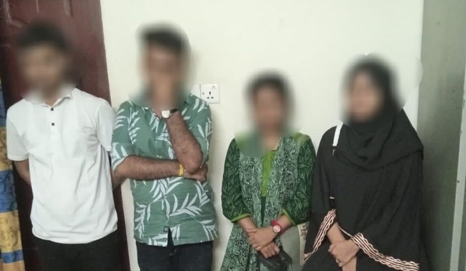 শিবগঞ্জে আবাসিক হোটেল থেকে চার তরুণ-তরুণী আটক