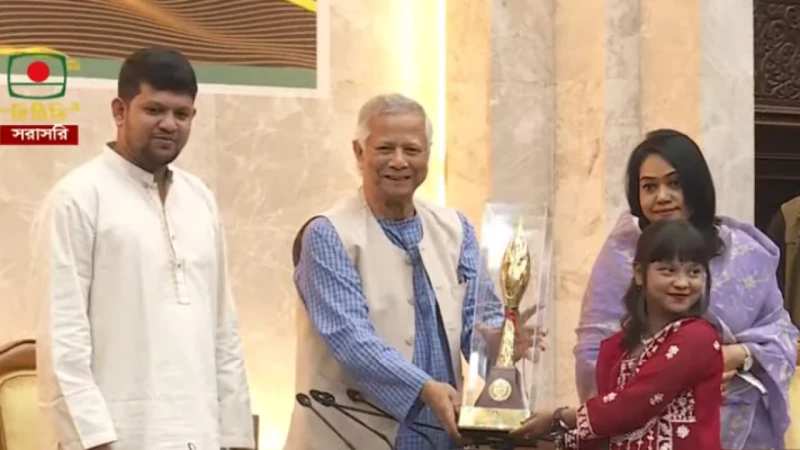 নতুন কুঁড়ির বিজয়ীদের হাতে পুরস্কার তুলে দিলেন প্রধান উপদেষ্টা