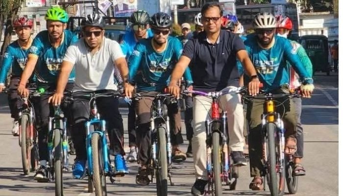 সিলেটের তরুণদের নিয়ে সাইকেল চালালেন ডিসি সারওয়ার