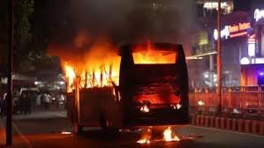 মধ্যরাতে রাজধানীতে ৩ বাসে আগুন