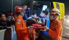 ইন্দোনেশিয়ায় বাস উল্টে নিহত ১৬