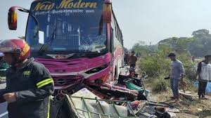 ভাঙ্গায় বাসের ধাক্কায় ইজিবাইকের ৪ যাত্রী নিহত