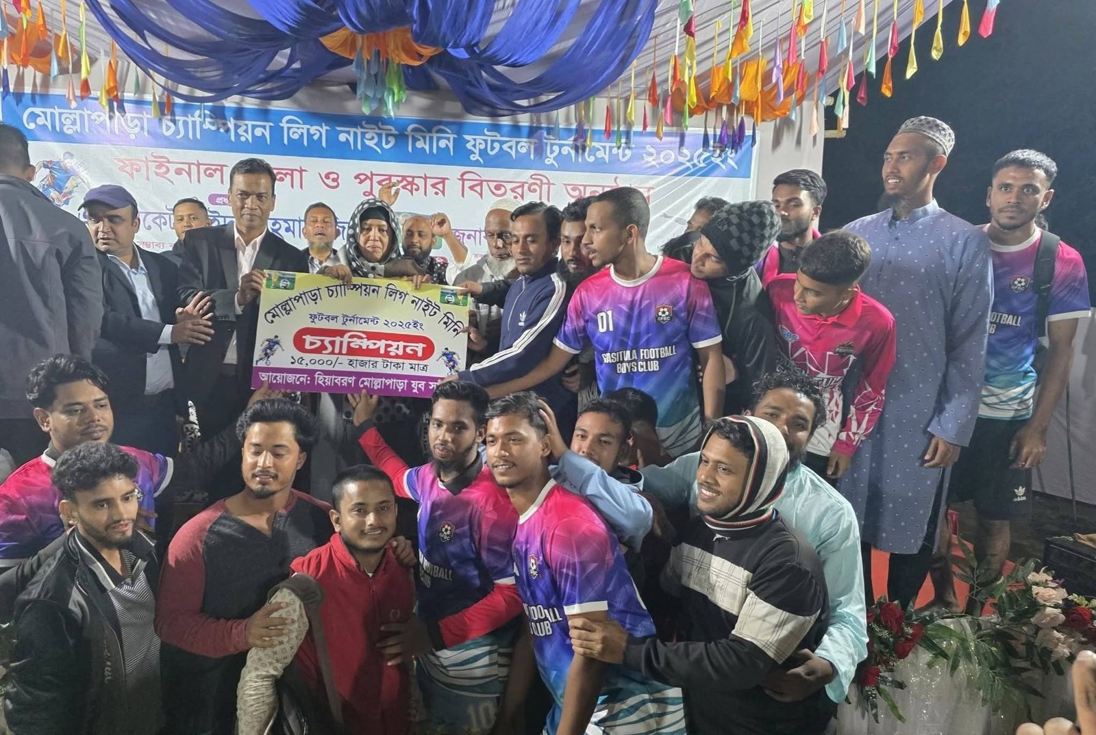 নগরের মোল্লাপাড়ায় চ্যাম্পিয়ান লীগ নাইট মিনি ফুটবল টুর্নামেন্টের ফাইনাল খেলা অনুষ্ঠিত