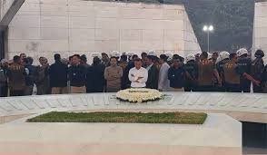 বাবার কবর জিয়ারত করলেন তারেক রহমান