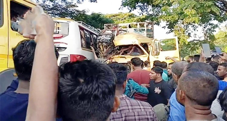 সিলেটে বাস-ট্রাকের মুখোমুখি সংঘর্ষে আহত ১০
