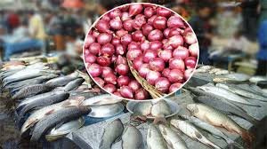 কমছে না পেঁয়াজের দাম, এখনো চড়া মাছের বাজার