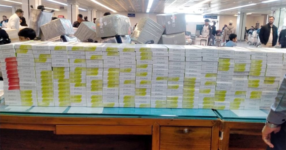 ওসমানী বিমানবন্দরে বিদেশী সিগারেট ও ৬ আইফোন জব্দ