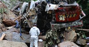কলম্বিয়ায় ৮০ মিটার খাদে স্কুল বাস, নিহত ১৭