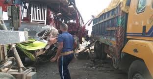 মাদারীপুরে বাস-ট্রাক সংঘর্ষে নিহত ৩, আহত ১০