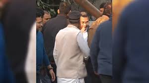 পায়ে হেঁটে বাসা থেকে অফিসে গেলেন তারেক রহমান