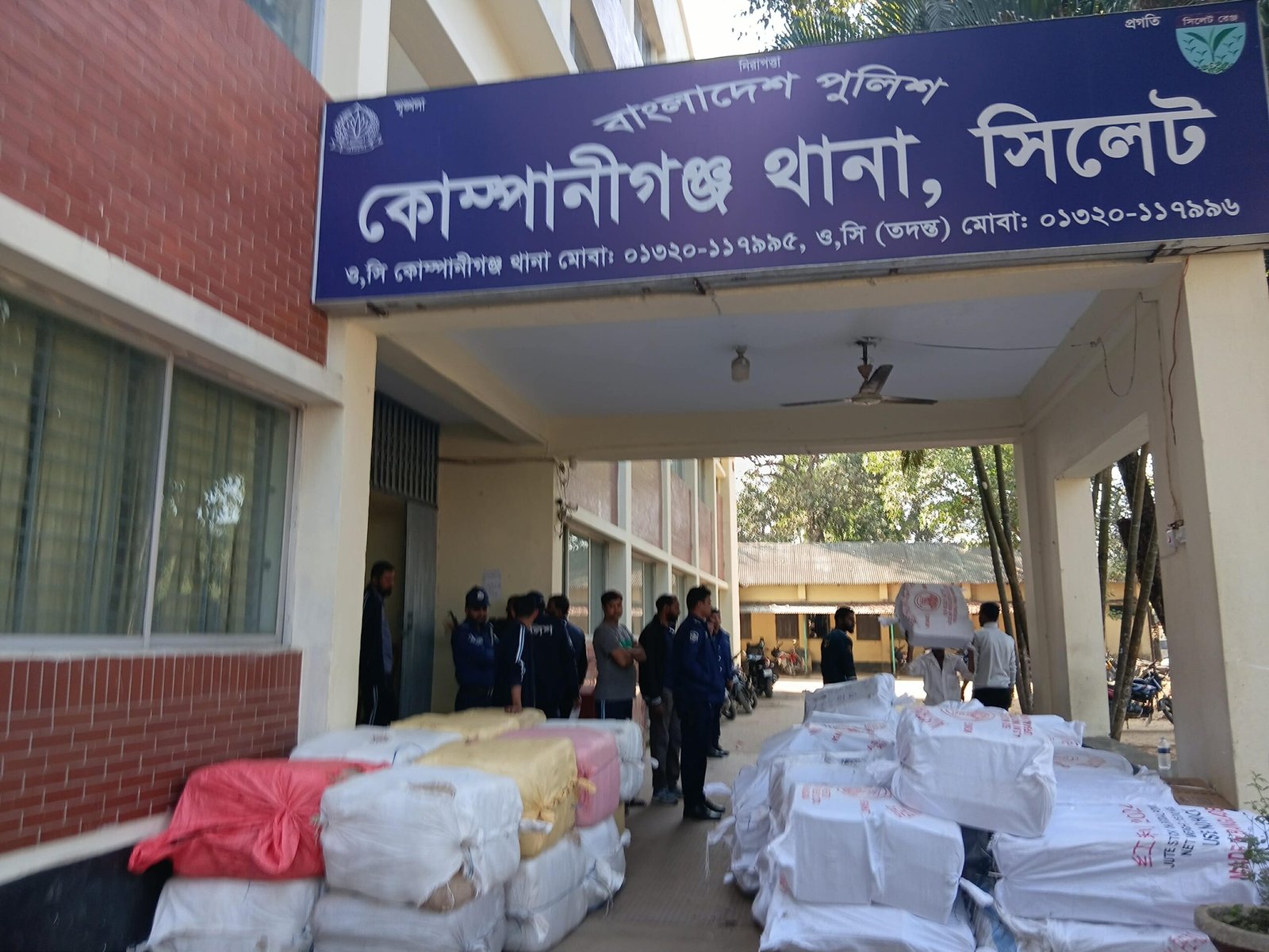 কোম্পানীগঞ্জ থানা পুলিশের অভিযানে বিপুল পরিমাণ ভারতীয় পণ্যসহ ট্রাক আটক