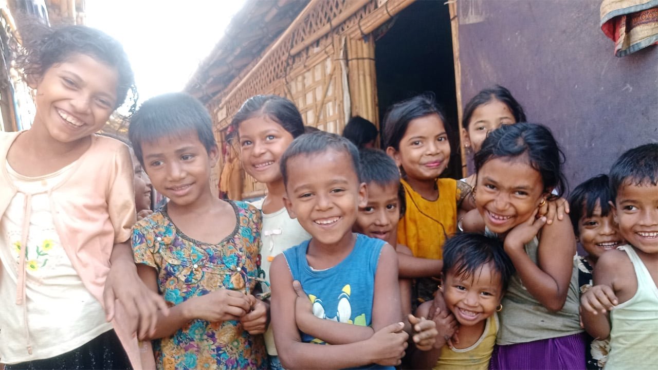 রোহিঙ্গা শিবিরে স্কুল বন্ধ: শিশুদের স্বপ্ন, নিরাপত্তা এবং ভবিষ্যৎ বিপর্যয়ে